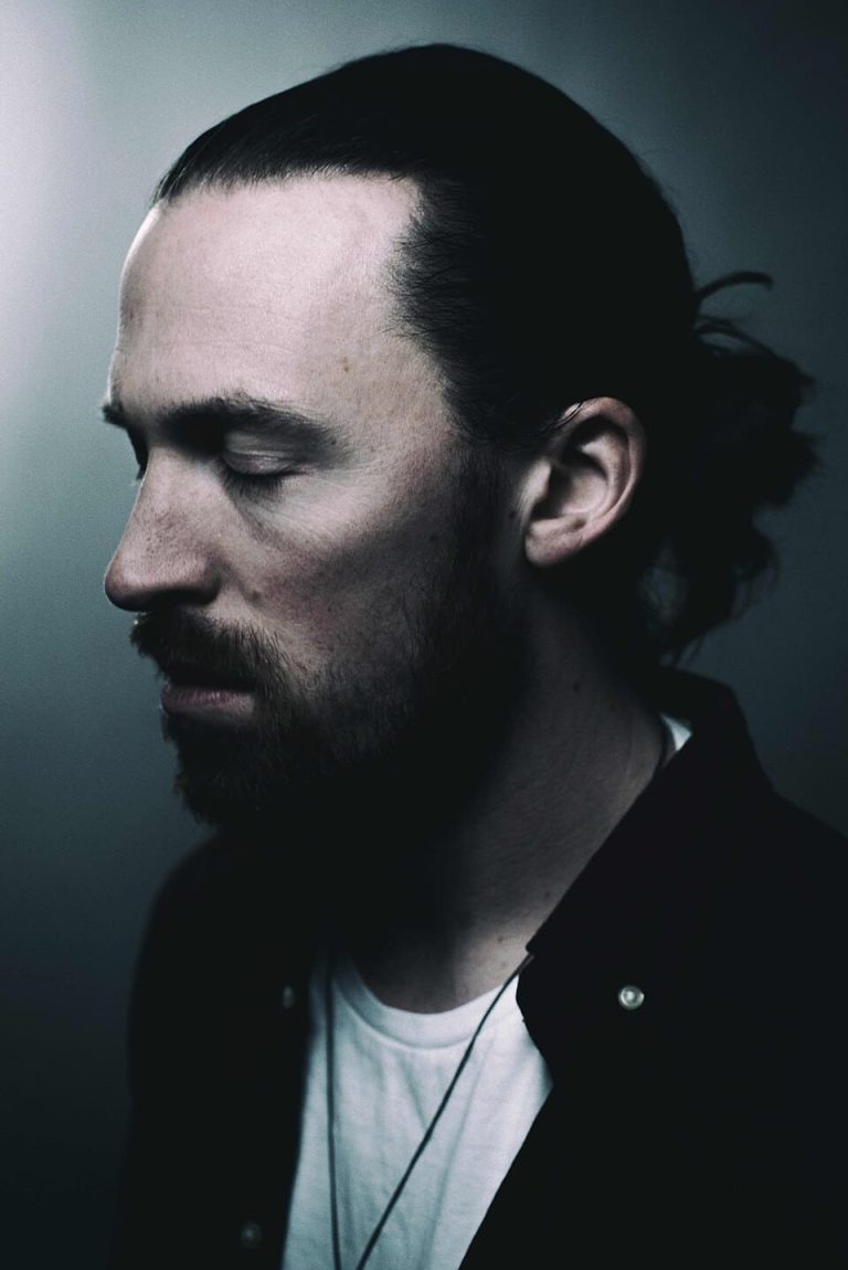 Qui est Russell Andre Derek ? Secrets et parcours d’une personnalité fascinante