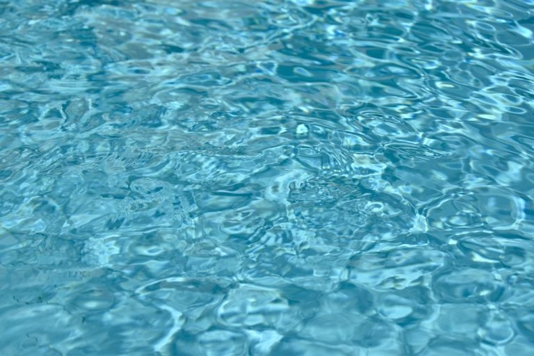Quel dosage optimal de bouillie bordelaise pour traiter une piscine verte ?