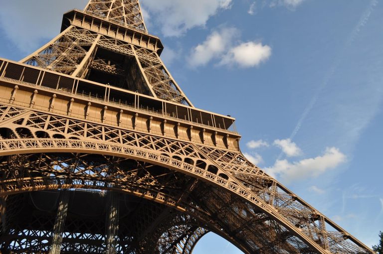 Quand la tour Eiffel scintille-t-elle sous le ciel parisien ?