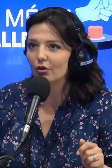 Quelle est la taille réelle de Carinne Teyssandier ? Découvrez ses secrets et ses mensurations