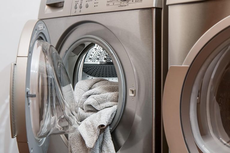 Entretien du linge : astuces incontournables pour prolonger la durabilité de vos vêtements